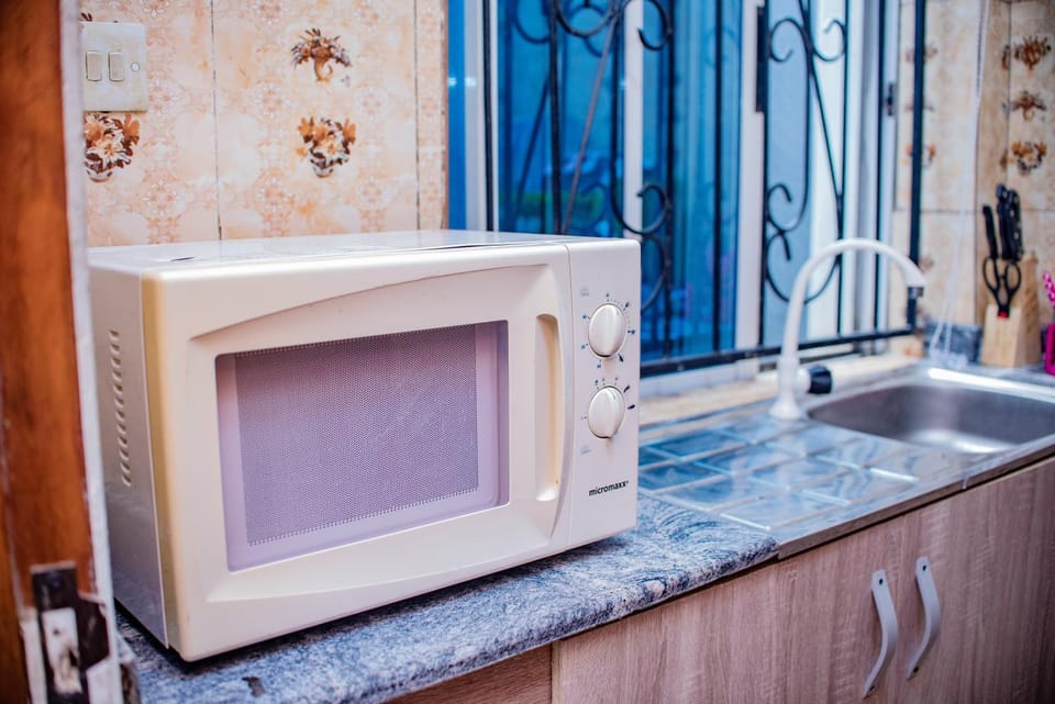 Kitchen or kitchenette, minibar