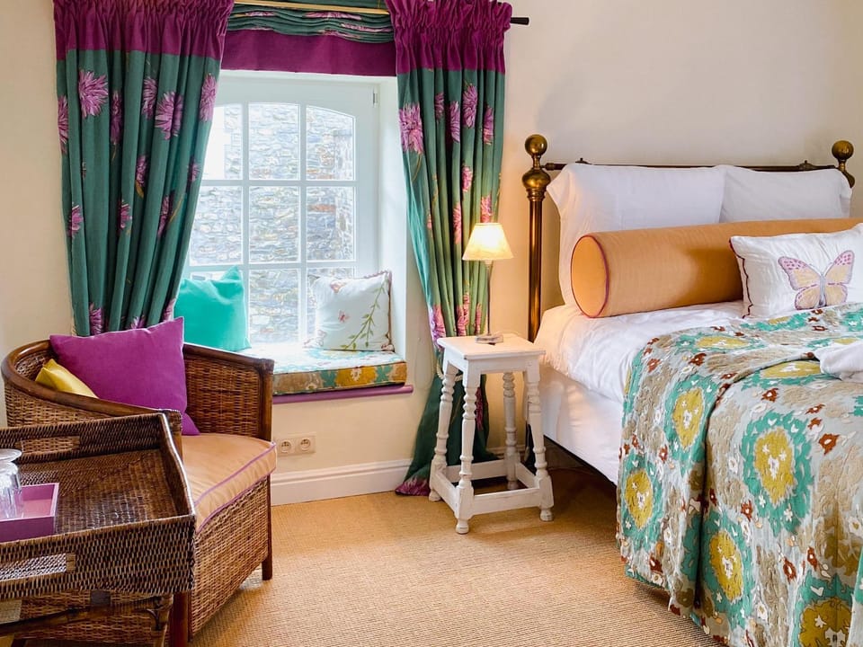 Bed, Seating area, Bedroom
