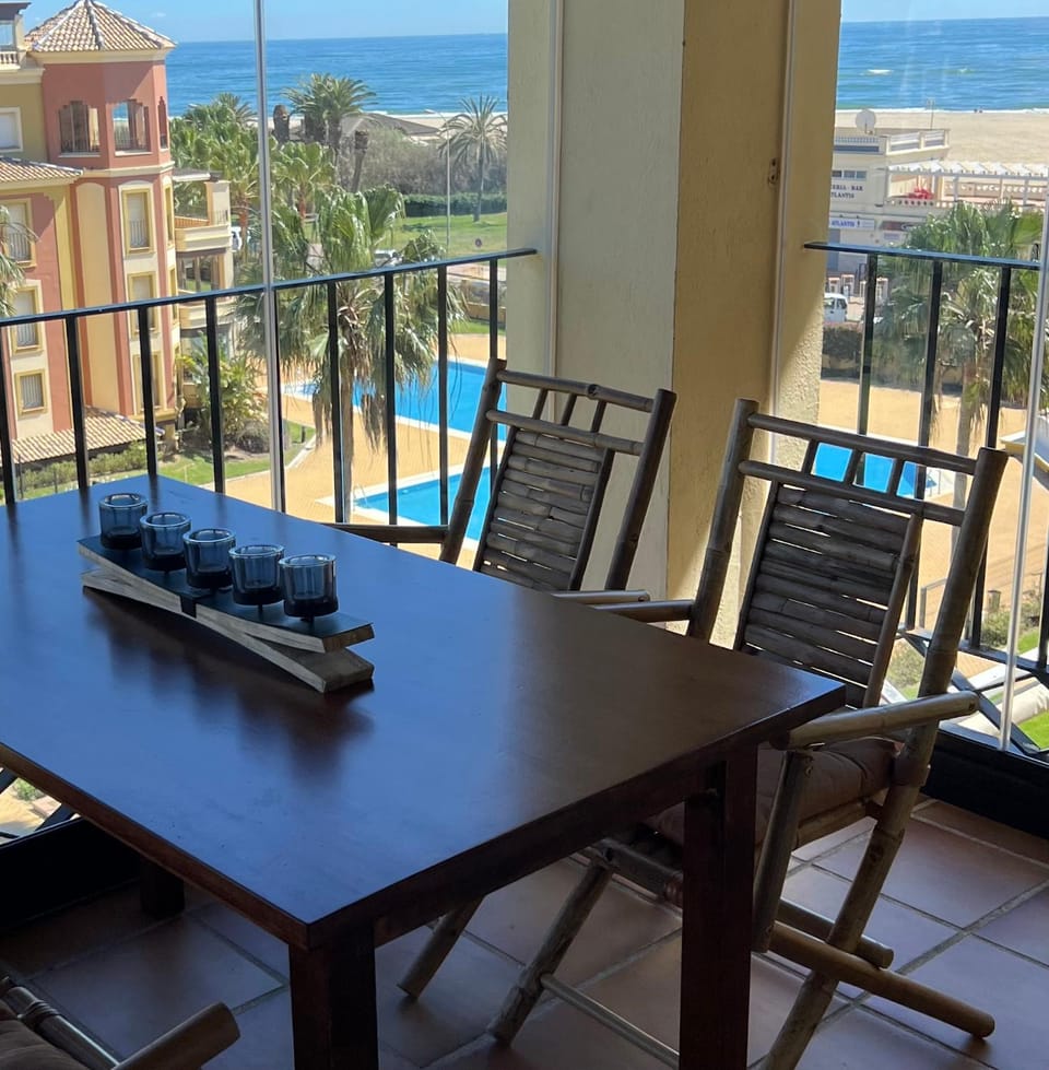 IMPRESIONANTES VISTAS AL MAR, primera línea de playa, 2 dormitorios Apartment in Costa de la Luz