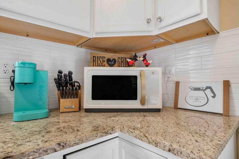 Coffee/tea facilities, Kitchen or kitchenette, minibar, oven, pet friendly, stove, toaster