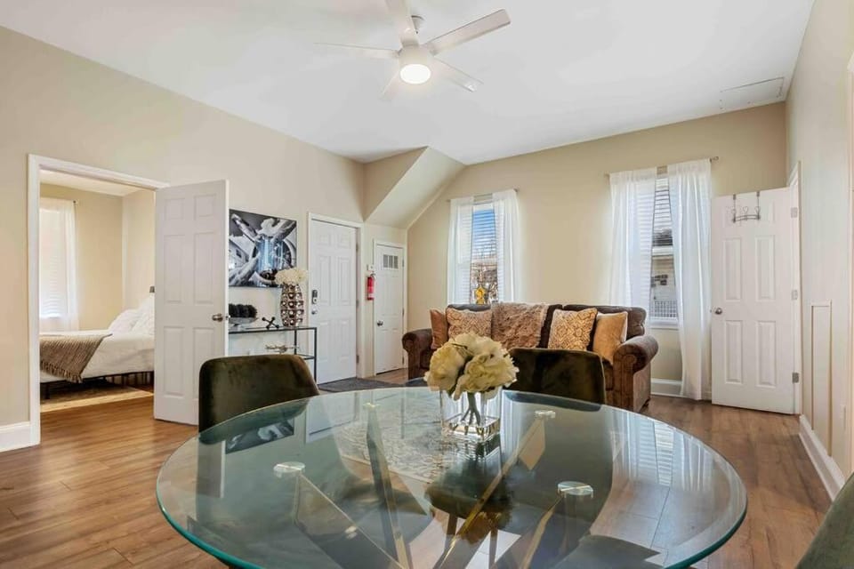 TV and multimedia, Kitchen or kitchenette, Living room, Seating area, Dining area, fireplace
