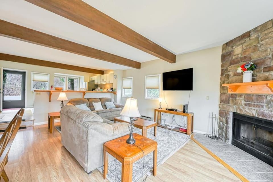 Lakeside & Slopeside House in McHenry