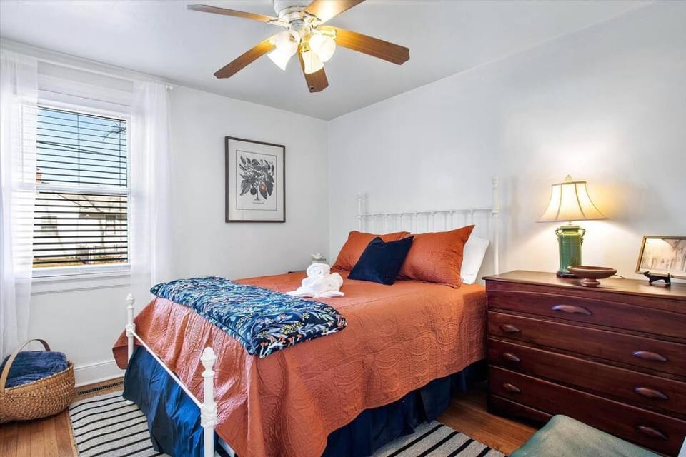 Bed, Photo of the whole room, Bedroom, fireplace