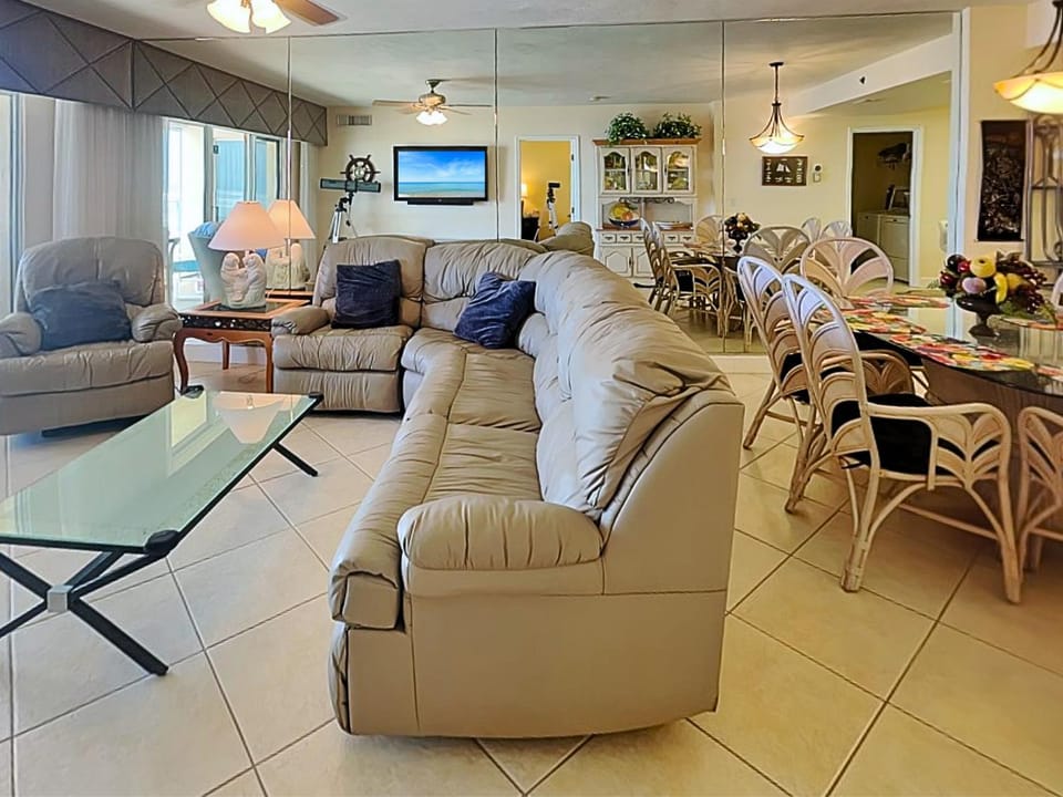 TV and multimedia, Living room, Seating area, Dining area, furniture, air conditioner