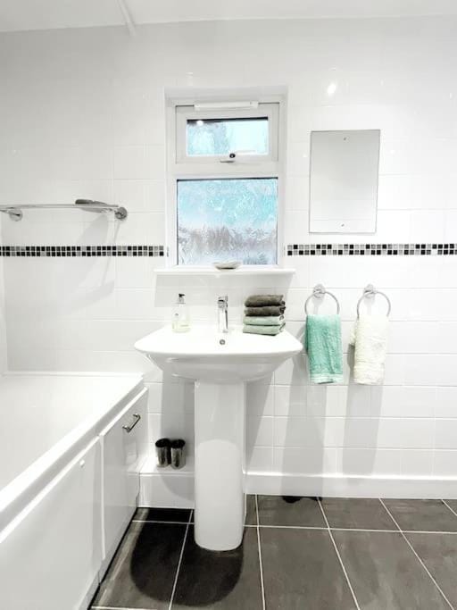 Shower, Toilet, Bathroom, Bath, towels