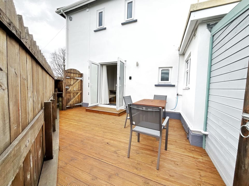 Patio, Garden, Dining area, Pets, sunbed