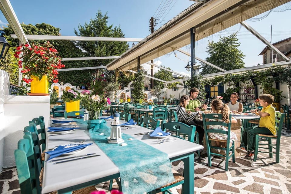 Restaurant/places to eat, Spring, Day, People, Food and drinks, Banquet/Function facilities, Food