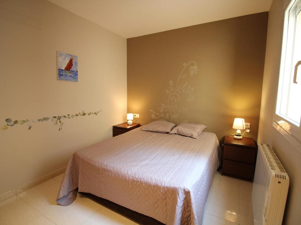 Acogedor apto a 100m de la playa del Port, con garaje y vistas a la montaña - ES-228-2 Apartment in Alt Empordà