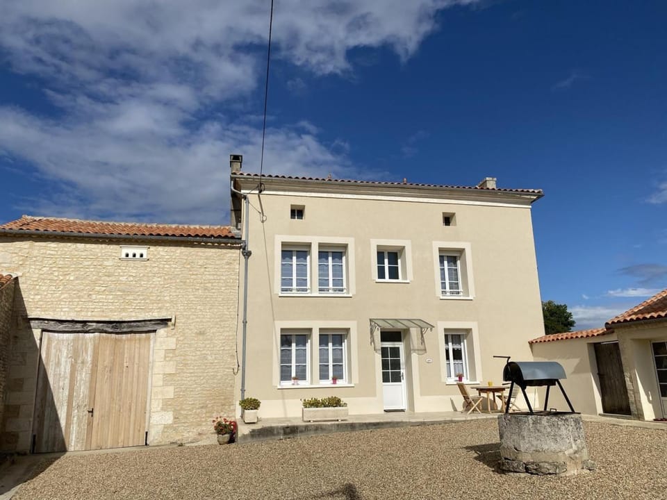 Gîte de charme avec piscine chauffée, jardin privatif et équipements bébés, à 15 min d’Angoulême - FR-1-653-16 House in Nouvelle-Aquitaine
