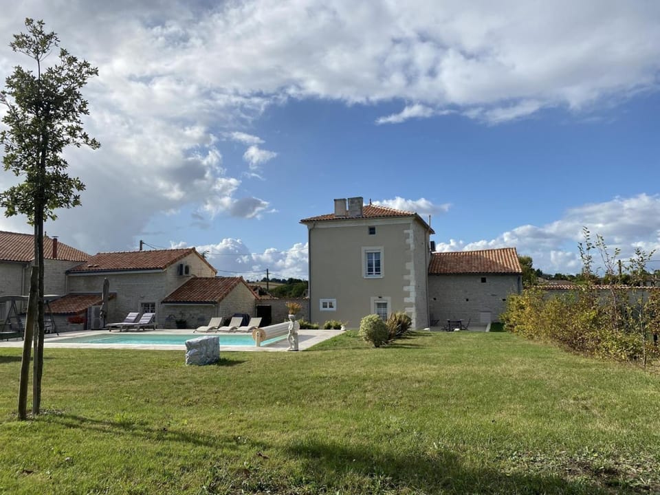 Gîte de charme avec piscine chauffée, jardin privatif et équipements bébés, à 15 min d’Angoulême - FR-1-653-16 House in Nouvelle-Aquitaine