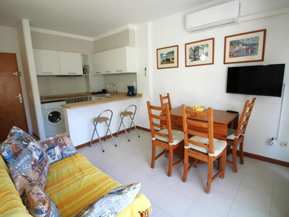 Apartamento acogedor con piscina, WiFi y garaje cerca de la playa de La Farella, Llançà - ES-228-8 Apartment in Alt Empordà