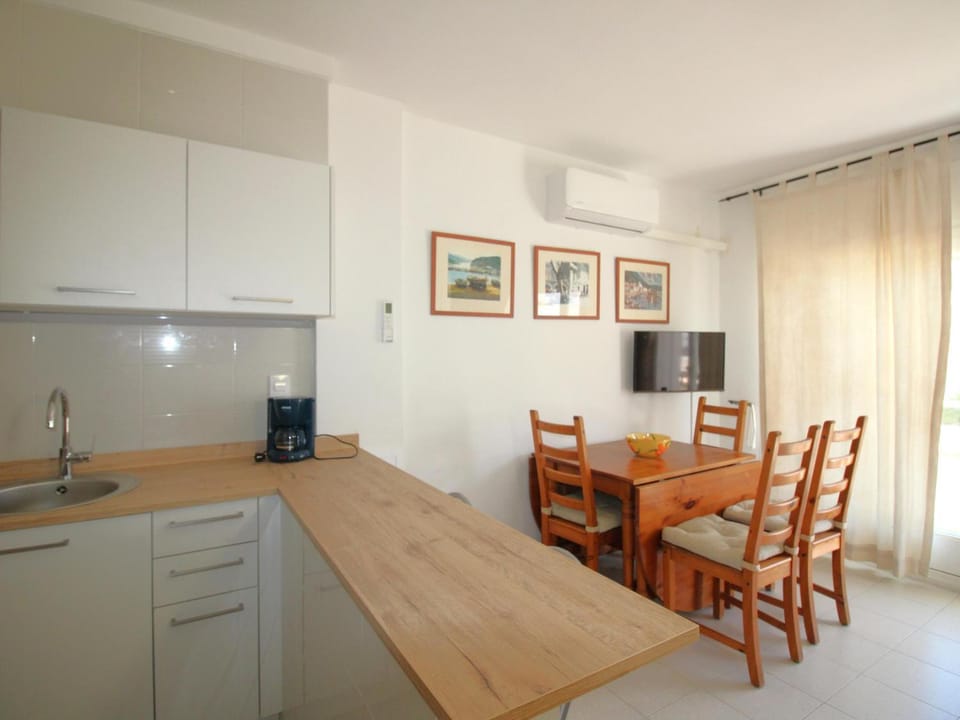 Apartamento acogedor con piscina, WiFi y garaje cerca de la playa de La Farella, Llançà - ES-228-8 Apartment in Alt Empordà