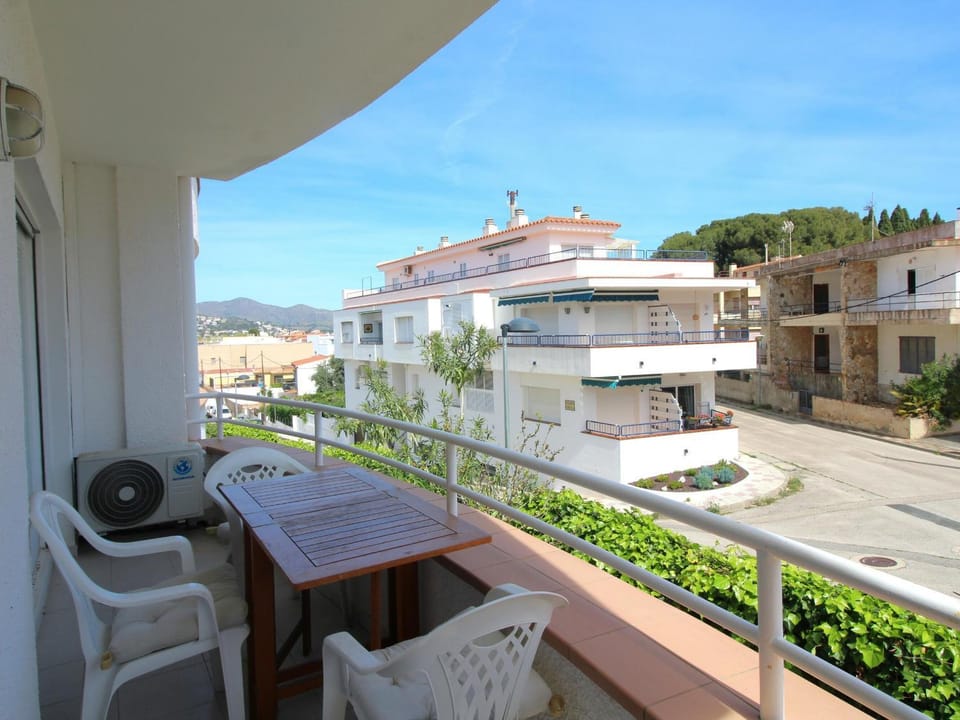 Apartamento acogedor con piscina, WiFi y garaje cerca de la playa de La Farella, Llançà - ES-228-8 Apartment in Alt Empordà