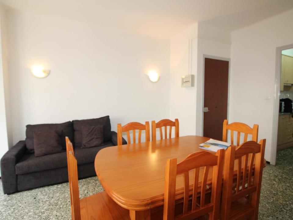 Apartamento céntrico y luminoso a 100m de la playa, renovado con WiFi, balcón y lavadora - ES-228-6 Apartment in Alt Empordà