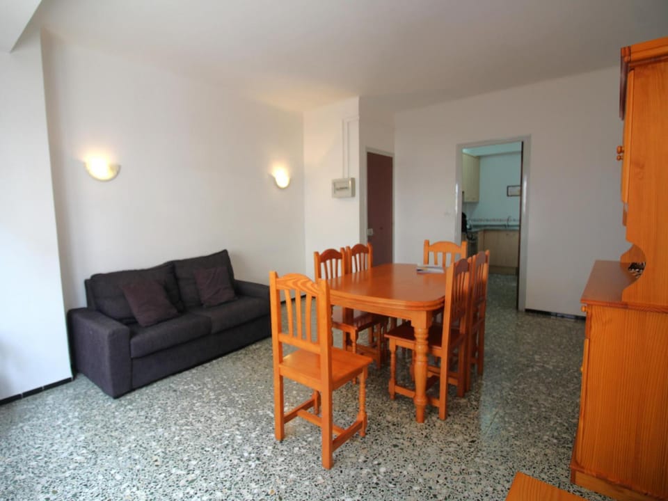 Apartamento céntrico y luminoso a 100m de la playa, renovado con WiFi, balcón y lavadora - ES-228-6 Apartment in Alt Empordà