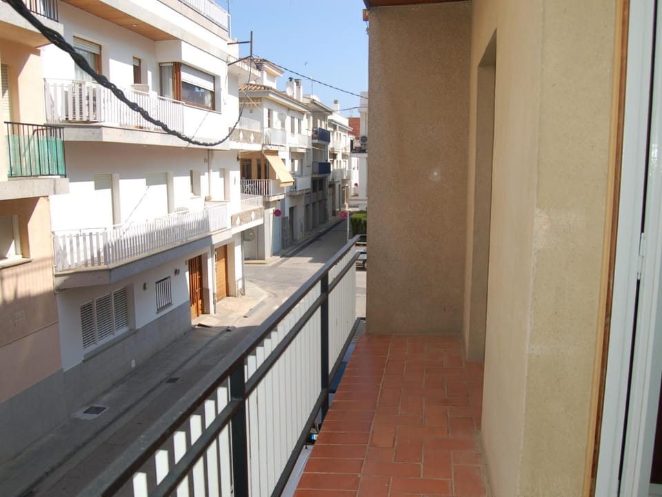 Apartamento céntrico y luminoso a 100m de la playa, renovado con WiFi, balcón y lavadora - ES-228-6 Apartment in Alt Empordà