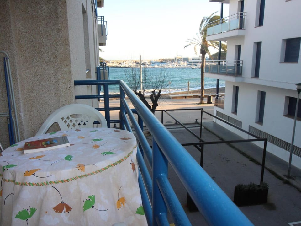 Apartamento céntrico a 10 m del mar, 1 habitación, mascotas permitidas - ES-228-29 Apartment in Alt Empordà
