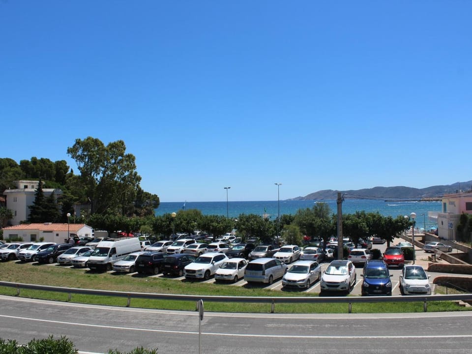 Apartamento luminoso a 50m de la playa con parking - ES-228-28 Apartment in Alt Empordà