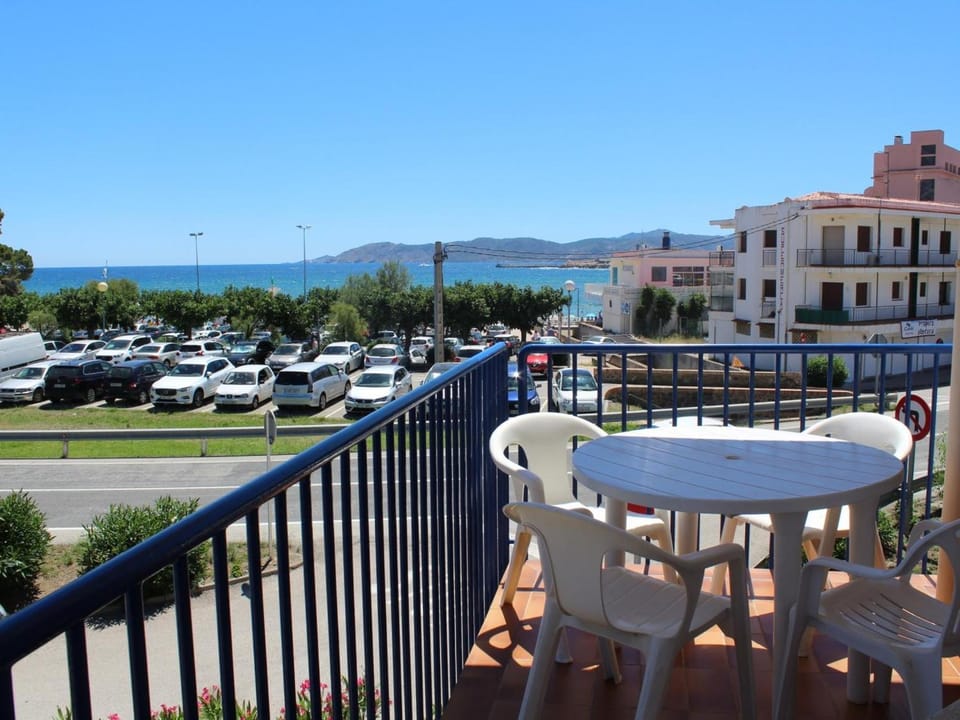 Apartamento luminoso a 50m de la playa con parking - ES-228-28 Apartment in Alt Empordà