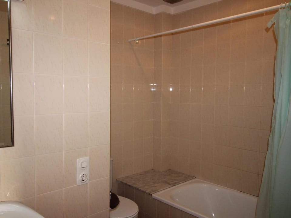 Apartamento Acogedor a 100m de la Playa con Garaje Privado - ES-228-23 Apartment in Alt Empordà