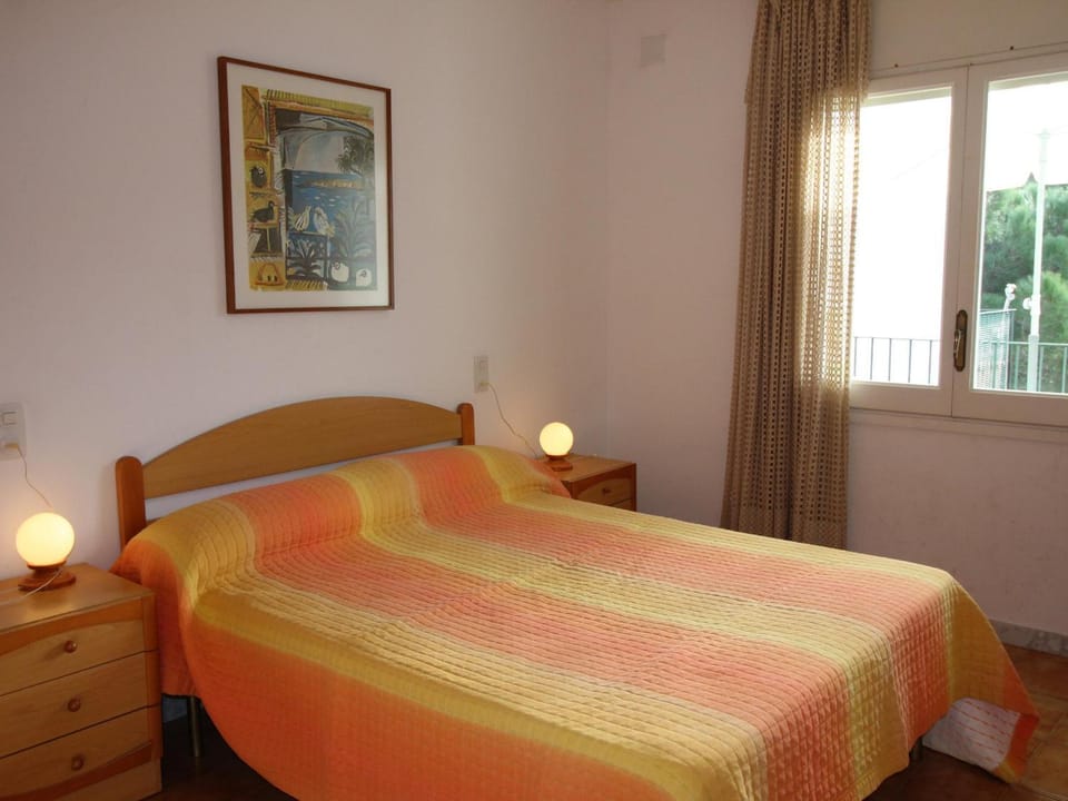 Apartamento Acogedor a 100m de la Playa con Garaje Privado - ES-228-23 Apartment in Alt Empordà