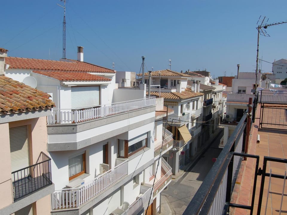 Ático céntrico renovado con gran terraza a solo 100m de la playa del Puerto - ES-228-34 Apartment in Alt Empordà