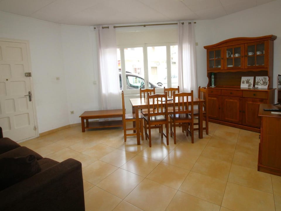 Apartamento renovado, céntrico y luminoso a 100m de la playa del Puerto, Llançà - ES-228-37 Apartment in Alt Empordà