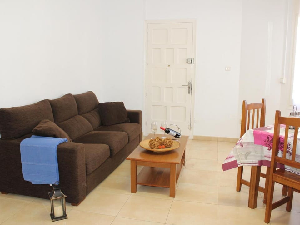 Apartamento renovado, céntrico y luminoso a 100m de la playa del Puerto, Llançà - ES-228-37 Apartment in Alt Empordà
