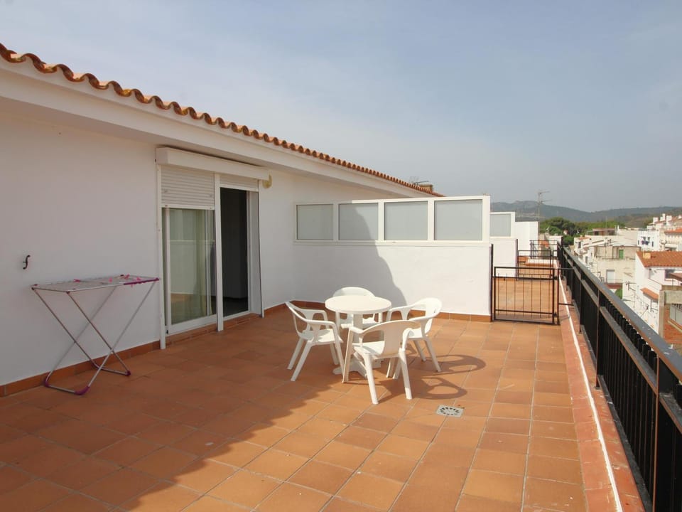 Ático con gran terraza, a 100m de la playa del Port de Llançà, con WIFI, TV y cocina renovada - ES-228-31 Apartment in Alt Empordà