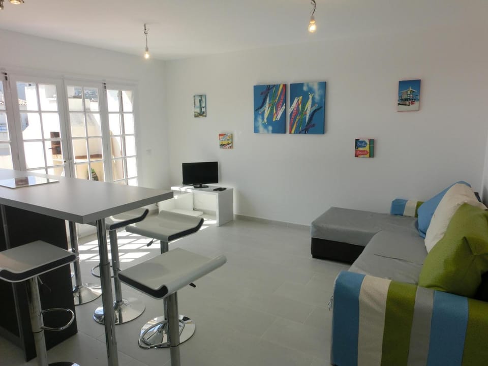 Ático renovado y luminoso con 2 terrazas, cerca de la playa y paseo marítimo, parking y WIFI inclus - ES-228-47 Apartment in Alt Empordà