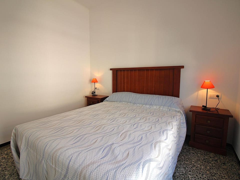 Luminoso apto céntrico a 100m de la playa del Puerto con wifi, balcón y cocina renovada - ES-228-71 Apartment in Alt Empordà