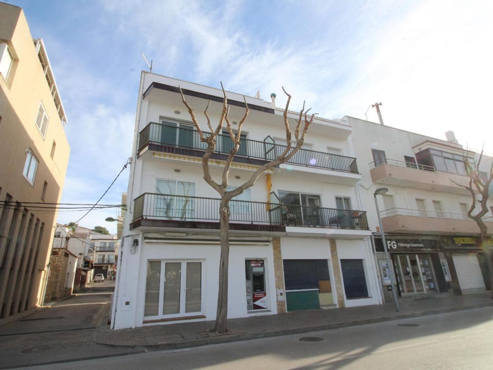 Moderno piso 3 dormitorios, frente al mar en Llançà - ES-228-79 Apartment in Alt Empordà