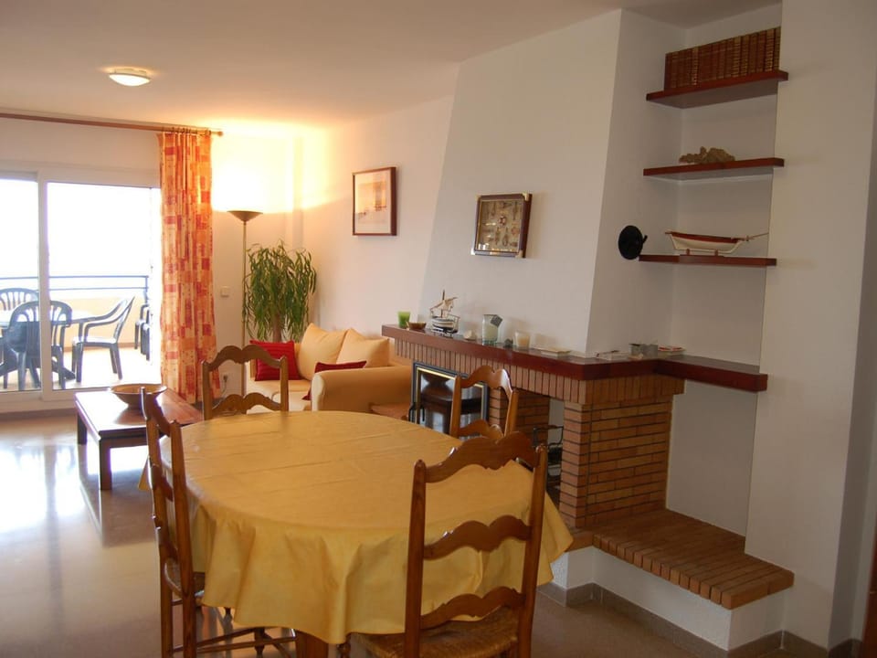 Apartamento Moderno y Confortable Frente al Mar para 6 Pers. - ES-228-84 Apartment in Alt Empordà