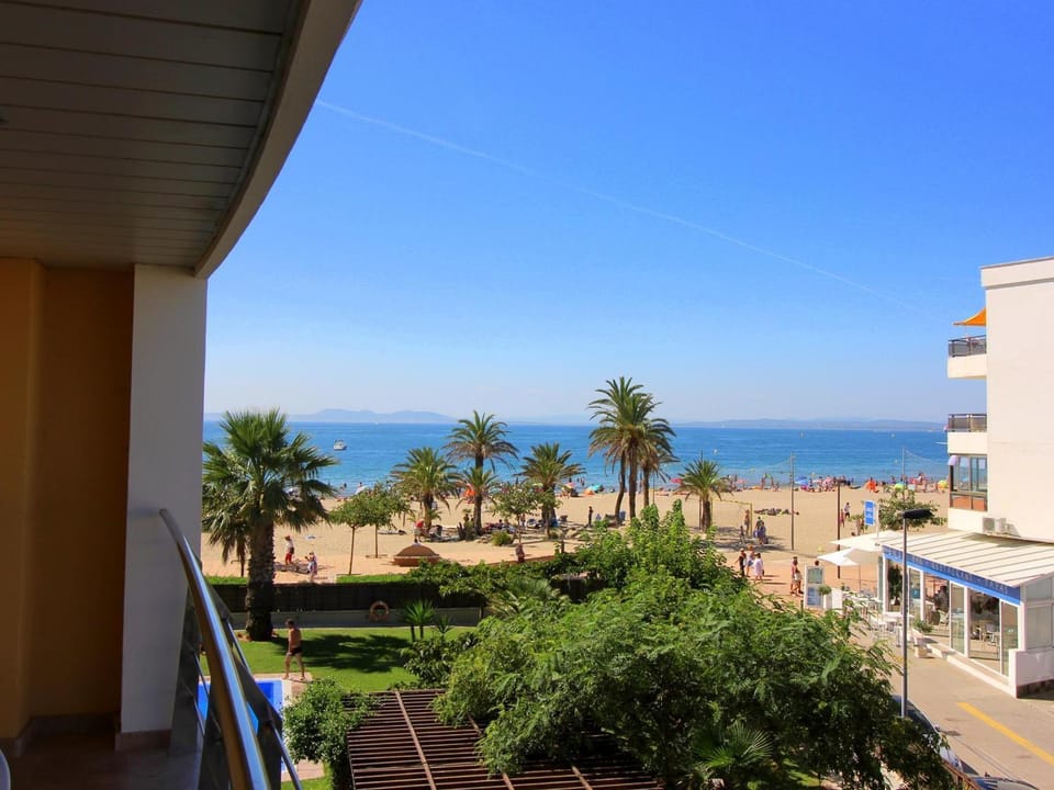 Apartamento en Roses: Primera Línea de Mar, Piscina, Aire Acondicionado, Parking - ES-228-87 Apartment in Roses