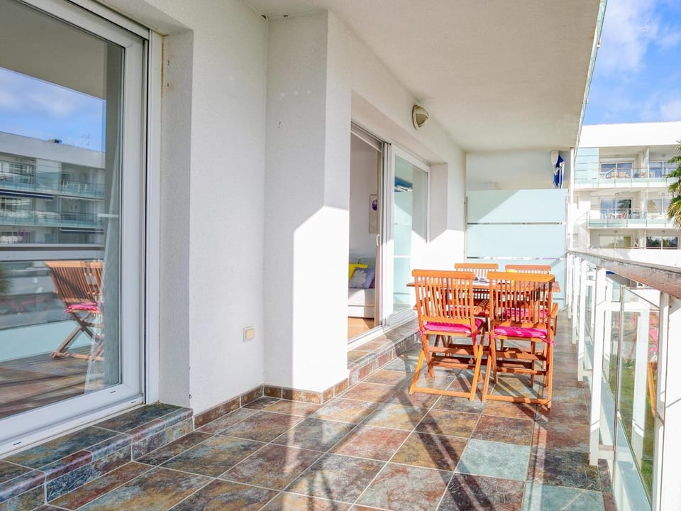 Apartamento con Piscina y Parking en Santa Margarita, Roses - Ideal Familias - ES-228-95 Apartment in Roses