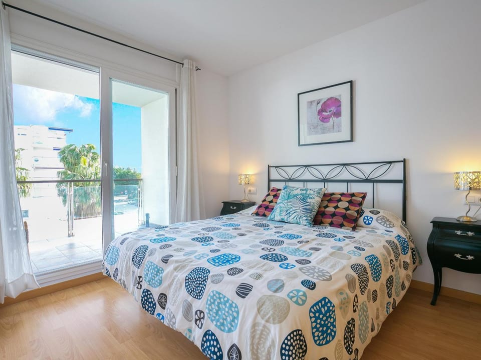 Apartamento con Piscina y Parking en Santa Margarita, Roses - Ideal Familias - ES-228-95 Apartment in Roses