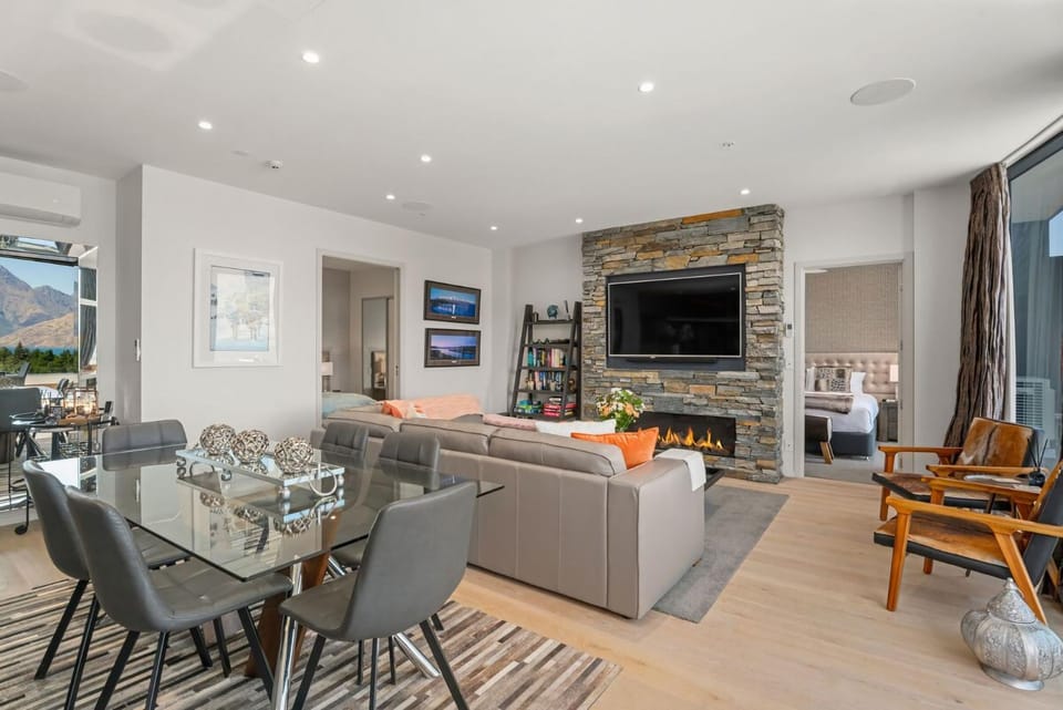 Chic Central Penthouse 3BM with Spa Apartment in Queenstown