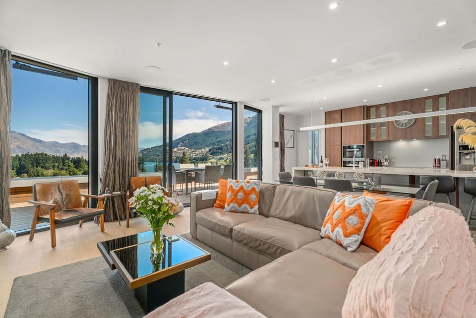 Chic Central Penthouse 3BM with Spa Apartment in Queenstown