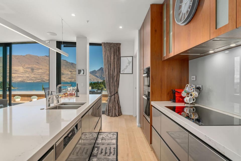 Chic Central Penthouse 3BM with Spa Apartment in Queenstown