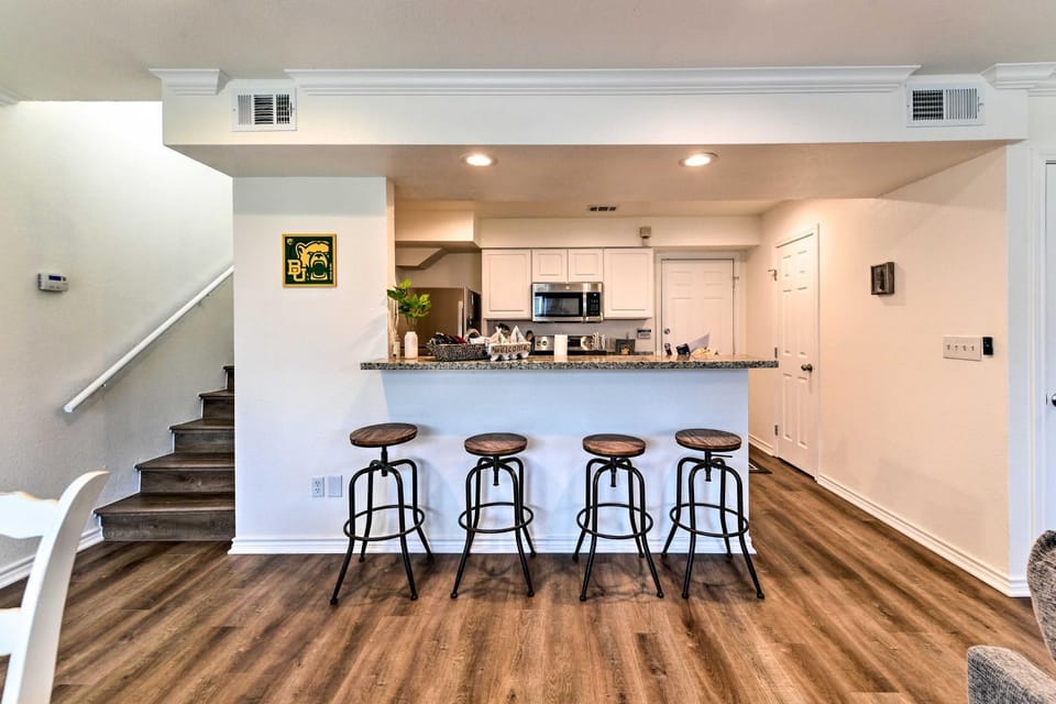 Walk to Baylor University: Waco Townhome House in Waco