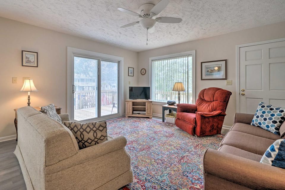 Cozy Oak Island House < 1 Mi to Beaches! House in Oak Island
