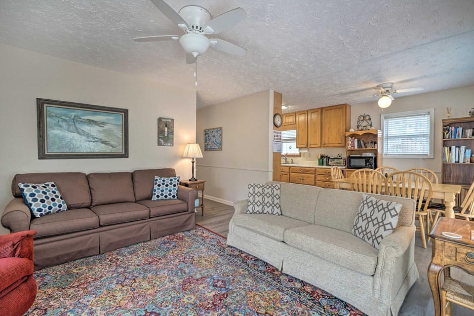 Cozy Oak Island House < 1 Mi to Beaches! House in Oak Island