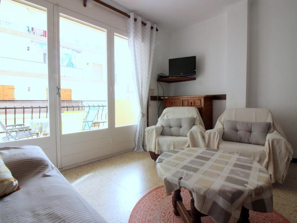 Apartamento céntrico con terraza, a 350m de la playa en Santa Margarita - ES-228-108 Apartment in Roses