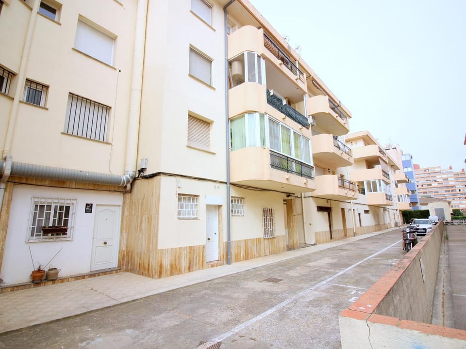 Apartamento céntrico con terraza, a 350m de la playa en Santa Margarita - ES-228-108 Apartment in Roses