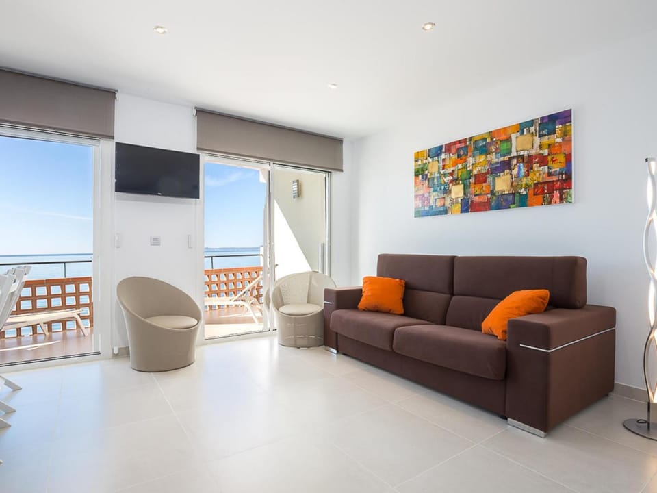 Apartamento moderno, renovado y soleado con vistas panorámicas al mar en primera línea de playa - ES-228-100 Apartment in Roses