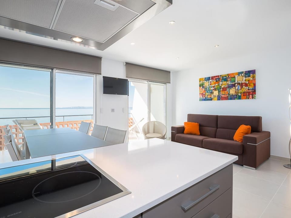 Apartamento moderno, renovado y soleado con vistas panorámicas al mar en primera línea de playa - ES-228-100 Apartment in Roses