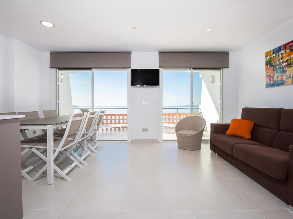 Apartamento moderno, renovado y soleado con vistas panorámicas al mar en primera línea de playa - ES-228-100 Apartment in Roses