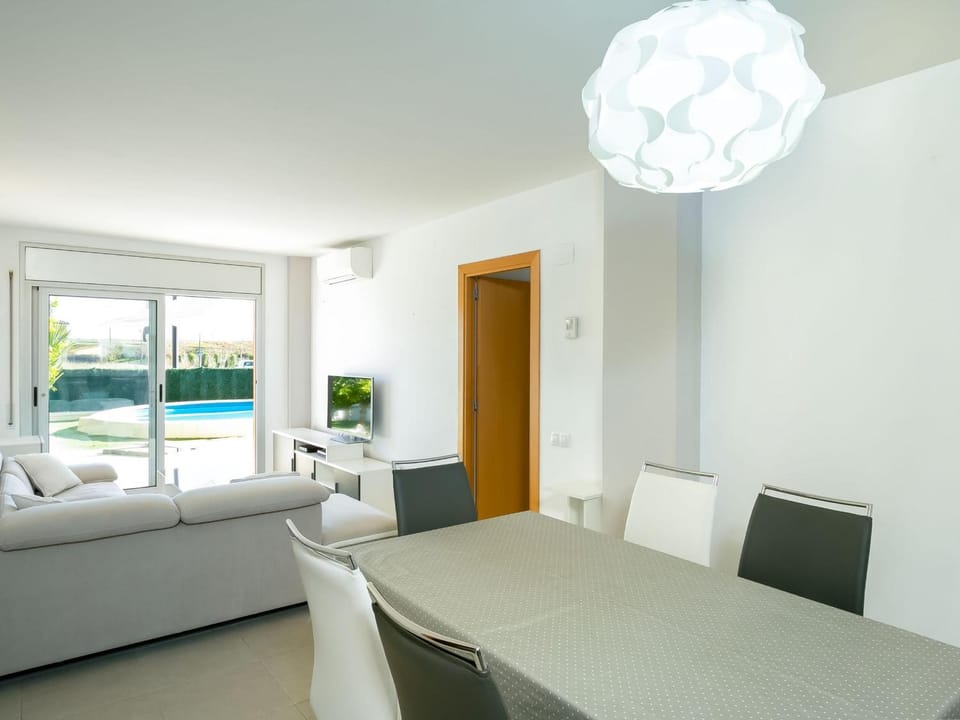 Apartamento acogedor con piscina y jardín privados en Figueres - ES-228-115 Apartment in Figueres
