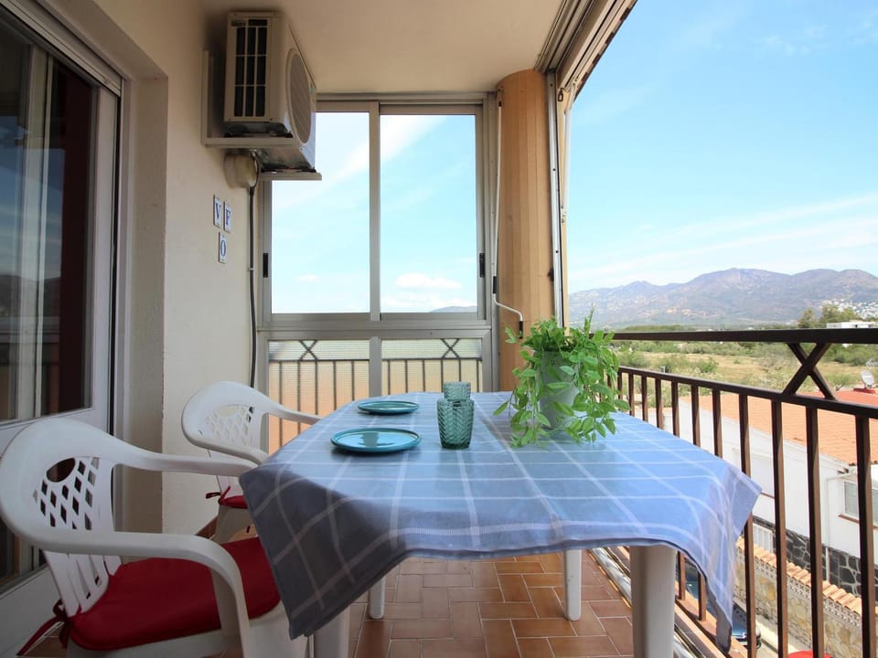 Apartamento acogedor cerca de la playa en Santa Margarita con A/C, terraza y parking - ES-228-120 Apartment in Roses