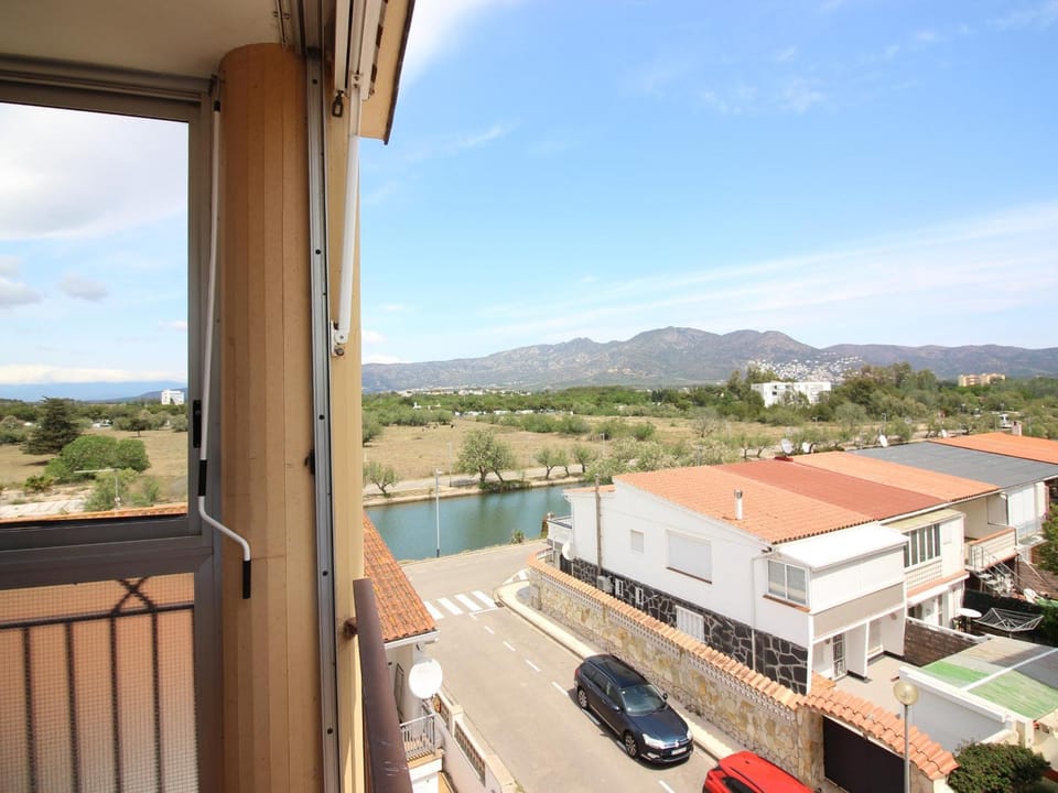 Apartamento acogedor cerca de la playa en Santa Margarita con A/C, terraza y parking - ES-228-120 Apartment in Roses